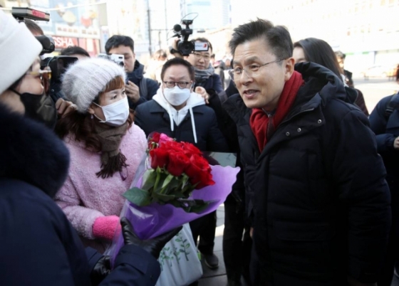자유한국당 황교안 대표가 종로 출마를 선언한 후 첫 방문지로 9일 오후 서울 종로구 젊음의 거리를 찾아 지지자들과 대화하고 있다. / 사진=홍봉진 기자
