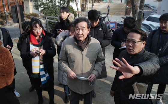 [서울=뉴시스전신 기자 = 4·15 총선에서 서울 종로에 출마하는 더불어민주당 소속 이낙연 전 국무총리가 9일 서울 종로구 사직동 일대를 둘러보고 있다. 2020.02.09.    photo@newsis.com