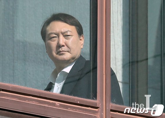 (서울=뉴스1) 구윤성 기자 = 윤석열 검찰총장이 6일 오후 서울 서초구 대검찰청에서 점심식사를 하기 위해 이동하고 있다. 앞서 윤 총장은 이날 오전 추미애 법무부 장관과 짧은 시간 회동을 가졌다. 2020.2.6/뉴스1