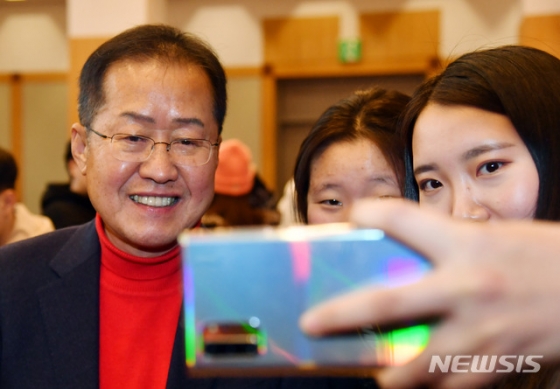 홍준표 전 자유한국당 대표가 지난달 15일 오후 부산 연제구 부산시청 대강당에서 열린 '제14회 대학생 리더십 아카데미'에 참석해 강연을 한 이후 참가 학생들과 기념사진을 찍고 있다. / 사진제공=뉴시스
