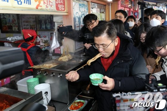 (서울=뉴스1) 이승배 기자 = 4&amp;middot;15 총선에서 종로 출마를 선언한 황교안 자유한국당 대표가 9일 오후 서울 종로구 성균관대학교 인근 분식집을 찾아 어묵을 먹고 있다. 2020.2.9/뉴스1
