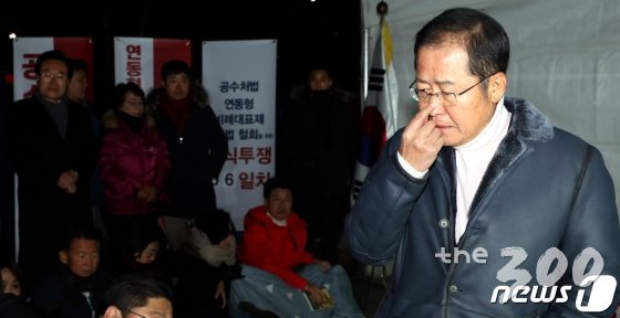 (서울=뉴스1) 박정호 기자 = 홍준표 전 자유한국당 대표가 지난해 11월 25일 서울 청와대 분수대 앞에서 단식농성 중인 황교안 자유한국당 대표를 찾아 면담을 마친 뒤 천막에서 나와 취재진과 인터뷰를 하고 있다. 2019.11.25/뉴스1