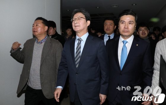 (서울=뉴스1) 박세연 기자 = 유승민 새로운보수당 보수재건위원장이 9일 오전 서울 여의도 국회정론관에서 보수재건을 위한 결심을 밝히는 기자회견을 마친 후 회견장을 나서고 있다. 유 위원장은 이 자리에서 총선 불출마를 선언하며 &amp;#034;보수 합치라는 국민 명령에 따르기 위해 새보수당과 자유한국당의 신설 합당을 추진하겠다&amp;#034;고 밝혔다. 2020.2.9/뉴스1