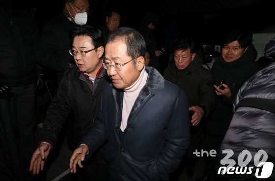 (서울=뉴스1) 박정호 기자 = 홍준표 전 자유한국당 대표가 지난해 11월25일 서울 청와대 분수대 앞에서 단식농성 중인 황교안 자유한국당 대표를 찾아 면담을 마친 뒤 천막에서 나와 농성장을 떠나고 있다. 2019.11.25/뉴스1