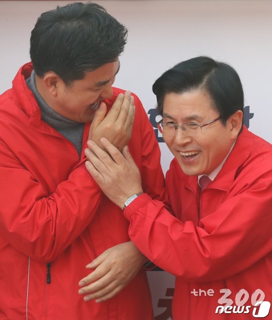 (창원=뉴스1) 여주연 기자 = 4.3 국회의원 보궐선거 공식운동 첫 날인 지난해 3월21일 오전 경남 창원시 상남동의 한 거리에서 열린 &amp;#39;강기윤 창원성산 후보 출정식&amp;#39;에서 황교안 자유한국당 대표(오른쪽)와 김태호 전 경남지사와 대화를 나누고 있다. 2019.3.21/뉴스1