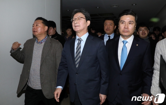 (서울=뉴스1) 박세연 기자 = 유승민 새로운보수당 보수재건위원장이 9일 오전 서울 여의도 국회정론관에서 보수재건을 위한 결심을 밝히는 기자회견을 마친 후 회견장을 나서고 있다. 2020.2.9/뉴스1