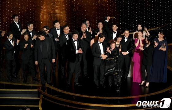 영화 '기생충'의 봉준호 감독과 배우, 제작진들이 9일(현지시간) 캘리포니아주 로스앤젤레스 할리우드 돌비극장에서 열린 제92회 아카데미 시상식에서 작품상을 받고 있다. /사진=뉴스1