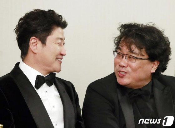 배우 송강호와 봉준호 감독(오른쪽)이 9일(현지시간) 오후 미국 로스앤젤레스 더 런던 웨스트 할리우드에서 열린 제92회 아카데미 시상식 영화 ‘기생충’(감독 봉준호) 기자회견에 참석해 대화를 나누고 있다,  이날 ‘기생충’은 한국 영화 최초로 ‘아카데미 시상식’에서 작품상을 비롯해 감독상, 국제극영화상(구 외국어영화상), 각본상을 수상하며 65년 만에 칸·아카데미 작품상을 동시에 석권하는 쾌거를 이뤘다./사진=LA(미국)=뉴스1