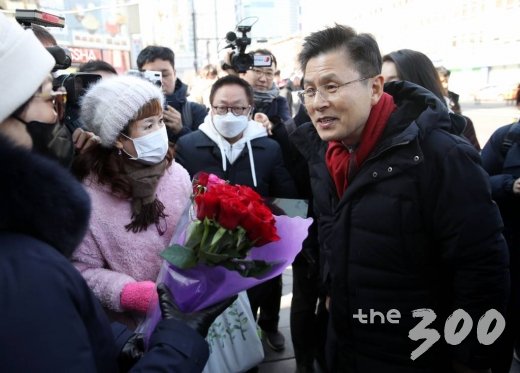 자유한국당 황교안 대표가 종로 출마를 선언한 후 첫 방문지로 9일 오후 서울 종로구 젊음의 거리를 찾아 지지자들과 대화하고 있다.
