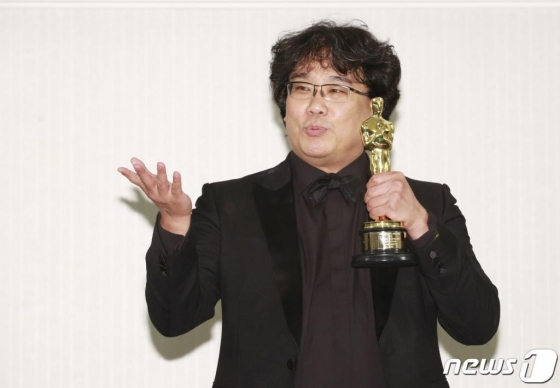 봉준호 감독이 9일(현지시간) 오후 미국 로스앤젤레스 더 런던 웨스트 할리우드에서 열린 제92회 아카데미 시상식 영화 ‘기생충’ 기자회견에 앞서 포즈를 취하고 있다.   이날 ‘기생충’은 한국 영화 최초로 ‘아카데미 시상식’에서 작품상을 비롯해 감독상, 국제극영화상(구 외국어영화상), 각본상을 수상하며 65년 만에 칸·아카데미 작품상을 동시에 석권하는 쾌거를 이뤘다. /사진=LA(미국)=뉴스1