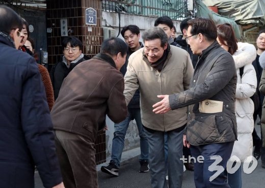 제21대 총선에서 종로에 출마하는 더불어민주당 소속 이낙연 전 국무총리가 9일 오후 서울 종로 재개발 구역을 둘러보며 주민들과 인사를 나누고 있다.