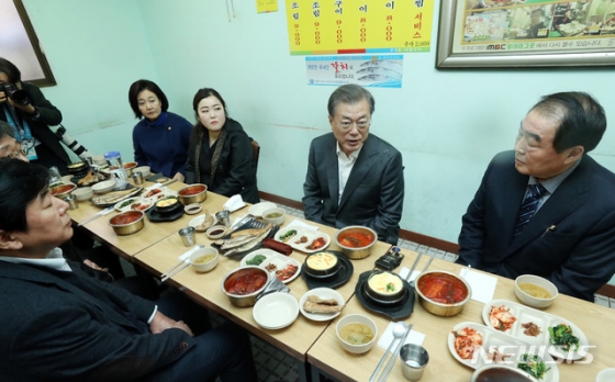 [서울=뉴시스박영태 기자 = 문재인 대통령이 신종 코로나 바이러스 감염증(COVID-19)으로 위축된 내수경제 활성화를 위해 12일 서울 남대문시장 갈치골목을 방문해 상인들과 오찬간담회를 하고 있다. 2020.02.12. since1999@newsis.com