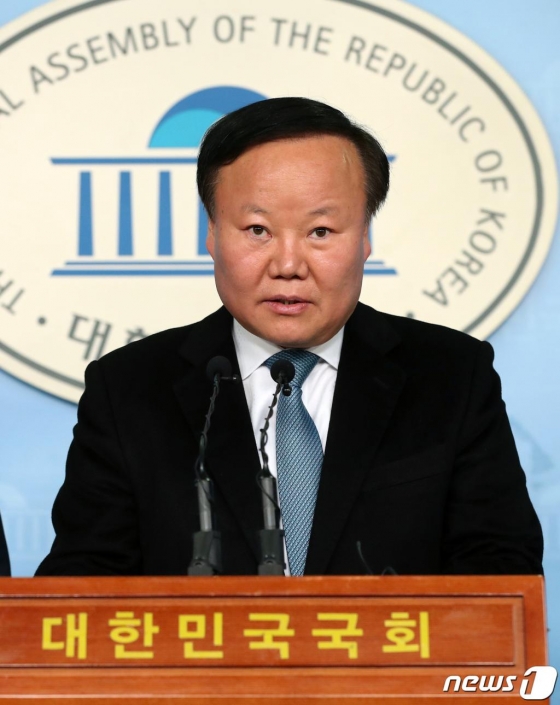 김재원 자유한국당 2020 희망공약 개발단 총괄단장이 12일 서울 여의도 국회 정론관에서 국민과 함께하는 2020 희망공약 개발단 국민부담 경감 및 경제활성화 공약을 발표하고 있다/사진=뉴스1