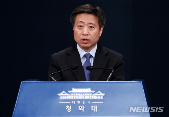 [서울=뉴시스]박영태 기자 = 윤도한 소통수석이 6일 오후 청와대 브리핑 룸에서 대변인과 춘추관장의 임명 예정 브리핑을 하고 있다. 2020.02.06.  since1999@newsis.com