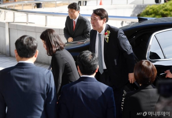 [부산=뉴시스] 하경민 기자 = 윤석열 검찰총장이 일선 검사들과 간담회를 갖기 위해 13일 오후 부산 연제구 부산고검·지검을 방문, 차량에서 내리고 있다. 2020.02.13.   yulnetphoto@newsis.com