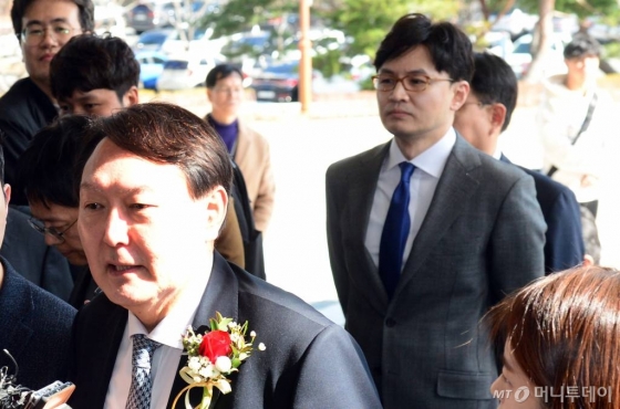 [부산=뉴시스] 하경민 기자 = 윤석열 검찰총장이 일선 검사들과 간담회를 갖기 위해 13일 오후 부산 연제구 부산고검·지검을 방문해 소감을 밝히고 있는 가운데 한동훈 부산고검 차장검사가 뒤따르고 있다. 2020.02.13.   yulnetphoto@newsis.com