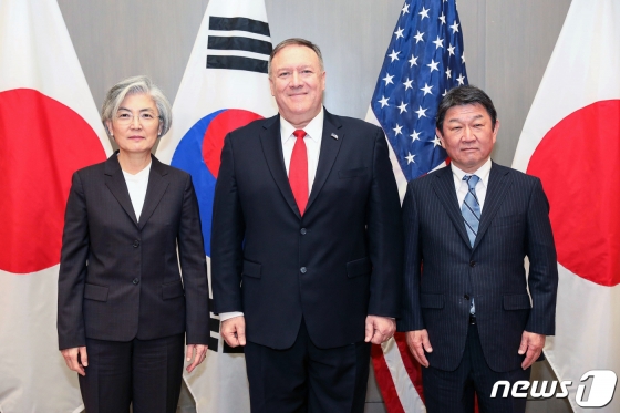 (서울=뉴스1) = 강경화 외교부 장관(왼쪽부터)과 마이크 폼페이오 미국 국무부 장관, 모테기 도시미쓰 일본 외무상이 14일(현지시간) 미국 샌프란시스코 인근 팰로앨토에서 열린 한&amp;middot;미&amp;middot;일 외교장관회담에서 기념촬영을 하고 있다. (외교부 제공) 2020.1.15/뉴스1