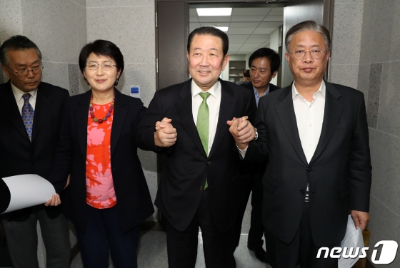 박주현 민주평화당 통합추진위원장(왼쪽부터), 박주선 바른미래당 대통합추진위원장, 유성엽 대안신당 통합추진위원장이 14일 오후 서울 여의도 국회 의원회관 박주선 의원실 앞에서 합당 합의문을 발표 후 손을 맞잡고 있다. / 사진제공=뉴스1