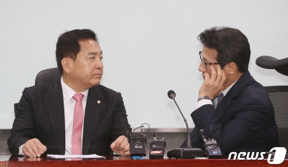 심재철 자유한국당 원내대표와 정병국 새로운보수당 의원이 14일 오후 서울 여의도 국회 의원회관에서 열린 미래통합당 수임기관 첫 회의에서 이야기를 나누고 있다. / 사진제공=뉴스1