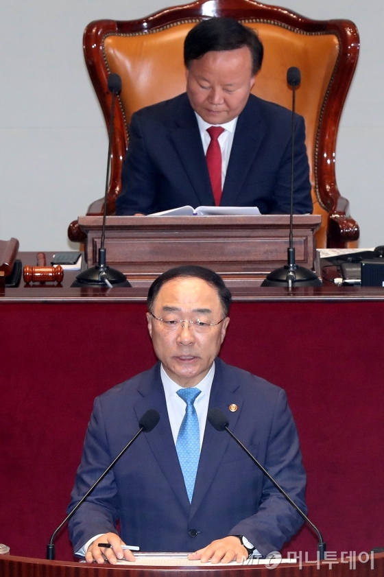 홍남기 경제부총리 겸 기획재정부 장관이 12일 오전 서울 여의도 국회에서 열린 예산결산특별위원회 전체회의에서 추가경정예산(추경)안과 관련한 제안설명을 하고 있다. / 사진=홍봉진 기자 honggga@