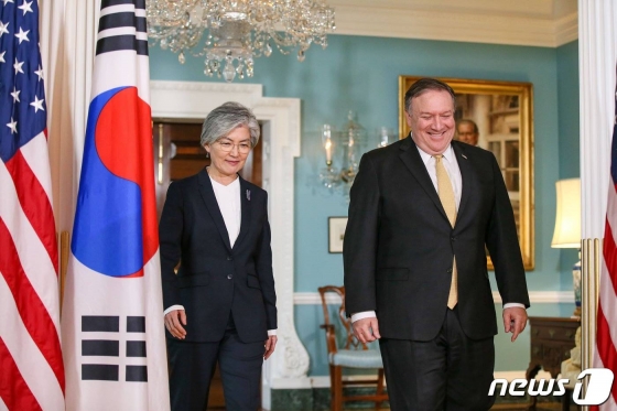 (서울=뉴스1) 민경석 기자 = 강경화 외교부 장관이 30일(국내 시간) 미국 워싱턴DC에서 마이크 폼페이오 (Mike Pompeo) 국무장관과 한미 외교장관회담을 갖기 위해 만나 영접을 받고 있다.(외교부 제공) 2019.3.30/뉴스1