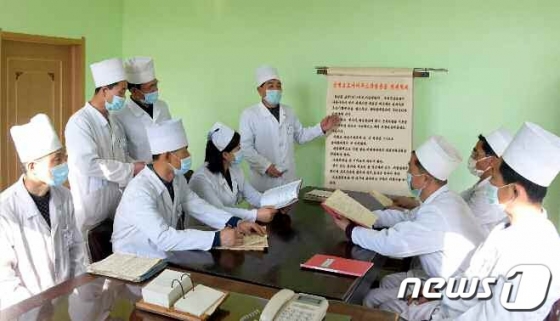 (평양 노동신문=뉴스1) = 북한 노동당 기관지 노동신문은 11일 &amp;#39;신형 코로나비루스(바이러스) 감염증(우한폐렴)을 철저히 막자&amp;#39;는 기사를 통해 전국 각지에서 벌어지는 방역 사업을 소개했다. 사진은 천리마제강연합기업소 종합진료소에서 신종 코로나 방역 대책을 논의하는 북한 의료진들.    &amp;#x5b;국내에서만 사용가능. 재배포 금지. DB 금지. For Use Only in the Republic of Korea. Redistribution Prohibited&amp;#x5d;  rodongphoto@news1.kr