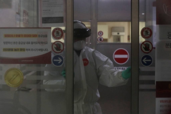 코로나19 29번 확진자가 다녀간 16일 서울 성북구 고려대학교안암병원 권역의료응급센터에서 보건소 관계자들이 방역 작업을 실시하고 있다. /사진=이기범 기자 leekb@