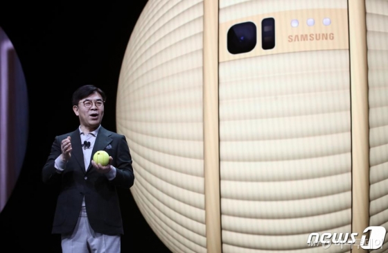 김현석 삼성전자 소비자가전(CE)부문장 대표이사 사장이 국제가전전시회 'CES 2020' 개막을 하루 앞둔 지난달 6일 오후(현지시간) 미국 네바다주 라스베이거스 베네티안 호텔에서 열린 CES 2020 기조연설에서 케어 로봇 '볼리'(Ballie)를 최초 공개하고 있다. /사진=뉴스1