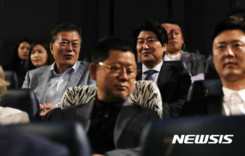 【서울=뉴시스】전신 기자 = 문재인 대통령이 13일 서울 용산 CGV에서 5·18민주화운동 참상을 전 세계에 보도한 고 위르겐 힌츠페터 기자의 부인 에델트라우트 브람슈테트(80)와 장훈 감독, 배우 송강호, 유해진과 함께 영화 택시운전사를 관람하고 있다. 영화 택시운전사는 5·18민주화운동을 취재한 독일 제1공영방송 기자 힌츠페터와 그를 태운 택시운전사의 얘기를 다룬 영화다. 2017.08.13. (사진=청와대 제공)    photo@newsis.com