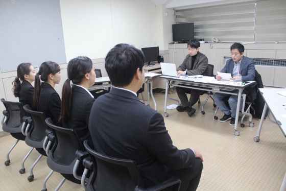 청년들이 한 취업지원프로그램에서 진행하는 모의면접에 참여하고 있다.