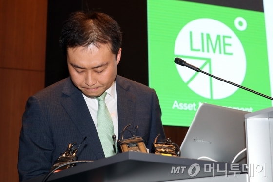 지난해 10월14일 원종준 라임자산운용 대표이사가 서울 여의도 IFC에서 사모펀드 환매 중단 사태와 관련해 브리핑을 마친 뒤 단상을 내려오고 있다. / 사진=이기범 기자 leekb@