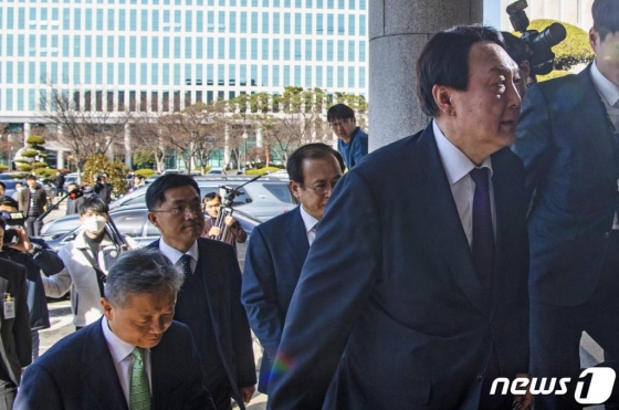 (광주=뉴스1) 황희규 기자 = 윤석열 검찰총장이 20일 오후 광주 동구 산수동 광주지방·고등검찰청을 방문한 뒤 고등법원에 들어서고 있다.2020.2.20/뉴스1   <저작권자 © 뉴스1코리아, 무단전재 및 재배포 금지>