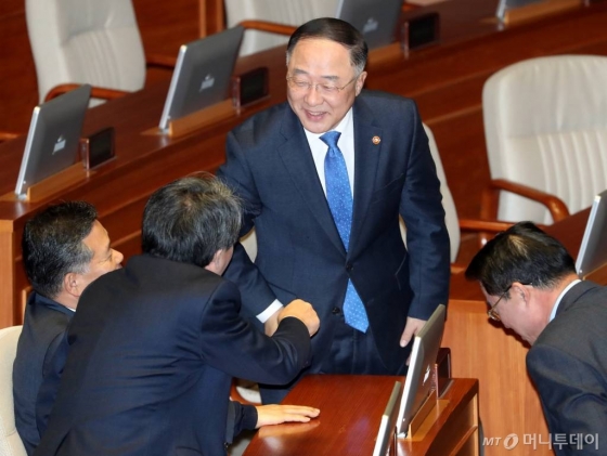 홍남기 경제부총리 겸 기획재정부 장관이 18일 오전 서울 여의도 국회 본회의장에서 의원들과 대화하고 있다. / 사진=홍봉진 기자 honggga@