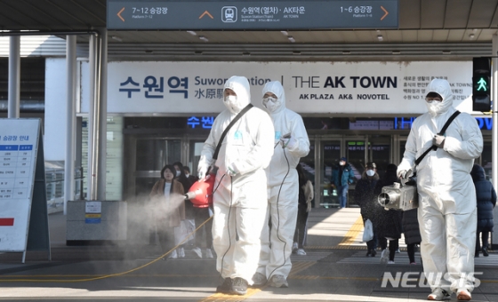 코로나19 바이러스 감염증 국내 15번째 확진자가 수원시 주민으로 확인된 이달 2일 오후 경기도 수원역에서 팔달구 보건소 관계자들이 방역을 하고 있다.