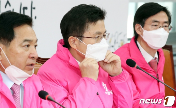 (서울=뉴스1) 김명섭 기자 = 황교안 미래통합당 대표가 24일 서울 여의도 국회에서 열린 최고위원회의에서 모두발언을 마치고 마스크를 쓰고 있다. 2020.2.24/뉴스1