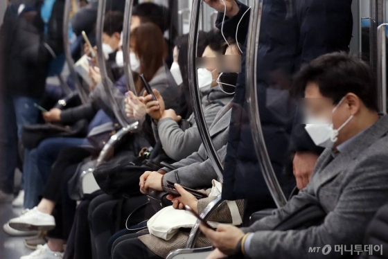 코로나19 확진자가 전날 기준 총 104명, 대구·경북 지역 70명으로 늘어난 지난 21일 오전 대구 중구 반월당역에서 시민들이 마스크를 쓰고 출근하고 있다. / 사진=김휘선 기자 hwijpg@