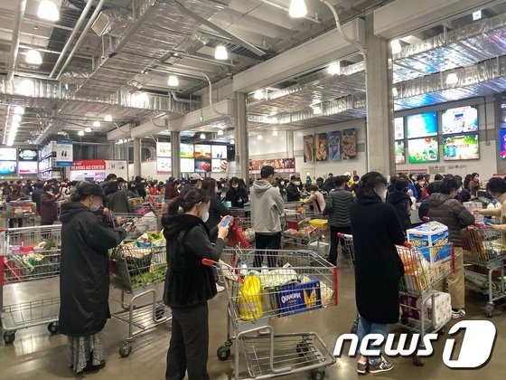 부산 코스트코에서 마스크와 생필품을 사기 위해 시민들이 계산대에서 긴 줄을 서고 있다/사진=뉴스1