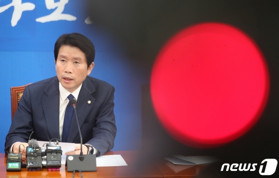 이인영 더불어민주당 원내대표가 23일 오전 서울 여의도 국회에서 신종 코로나바이러스 감염증(코로나19) 사태 관련 기자회견을 갖고 모두발언을 하고 있다. 이날 이 원내대표는 정부에 "추경안을 긴급히 편성해 국회에 제출해 달라"고 밝혔다. /사진=뉴스1.