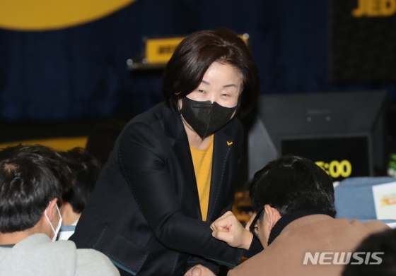 심상정 정의당 대표가 23일 서울 여의도 국회 의원회관에서 열린 '무지개 배심원단 정책검증대회'에서 참석자들과 인사를 하고 있다. /사진=뉴시스.