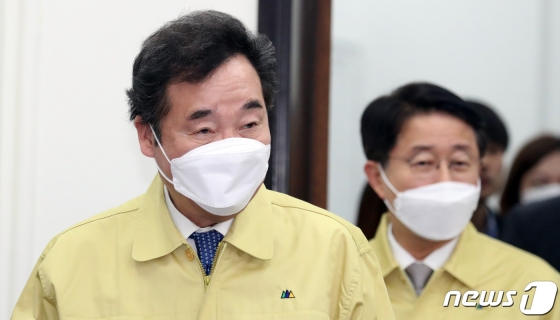 이낙연 더불어민주당 코로나대책특위원장이 24일 서울 여의도 국회에서 열린 기자회견에 참석하고 있다. /사진=뉴스1.