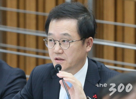 강석훈 전 청와대 경제수석이 2016년 12월 서울 여의도 국회에서 열린 박근혜 정부의 최순실 등 민간인에 의한 국정농단 의혹사건 진상규명을 위한 국정조사특별위원회 전체회의에서 의원들의 질의에 답변하고 있다. 2016.12.5/뉴스1