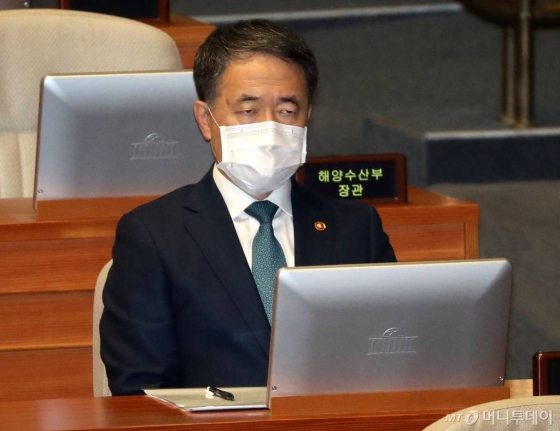 박능후 보건복지부 장관이 지난 26일 오후 서울 여의도 국회에서 열린 제376회 국회(임시회) 제4차 본회의에 참석해 있다. /사진=홍봉진 기자