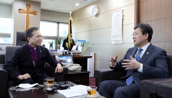 박양우 문화체육관광부 장관(오른쪽)이 27일 서울 종로구 기독교대한감리회 본부에서 윤보환 감독회장 직무대행을 만나 코로나19 확산 방지를 위한 기독교계의 협조를 요청하고 있다. /사진제공=문화체육관광부