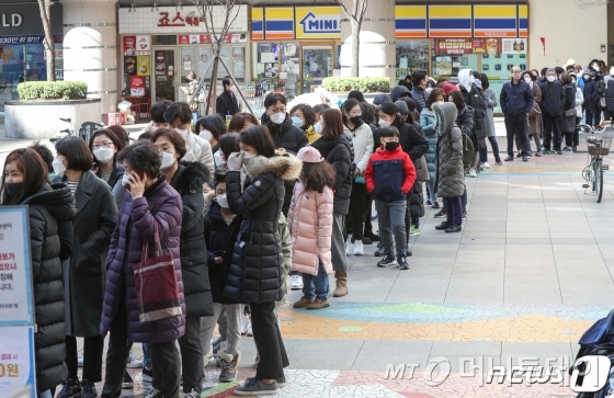 (서울=뉴스1) 성동훈 기자 = 27일 서울 양천구 목동 행복한백화점에서 열린 마스크 긴급 노마진 판매 행사에서 시민들이 마스크를 구매하기 위해 길게 줄을 서있다. 2020.2.27/뉴스1 <저작권자 ⓒ 뉴스1코리아, 무단전재 및 재배포 금지>