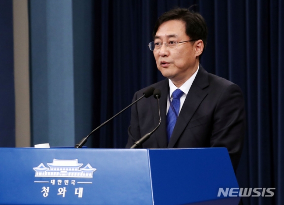 [서울=뉴시스]박영태 기자 = 강민석 청와대 신임 대변인이 10일 오전 청와대 브리핑 룸에서 대변인 임명 소감을 발표하고 있다. 2020.02.10.  since1999@newsis.com