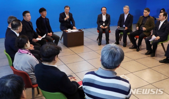 [서울=뉴시스배훈식 기자 = 문재인 대통령이 21일 서울 양천구 행복한백화점에서 열린 코로나19 대응 내수·소비업계 간담회에 참석해 발언하고 있다. 2020.02.21.   dahora83@newsis.com