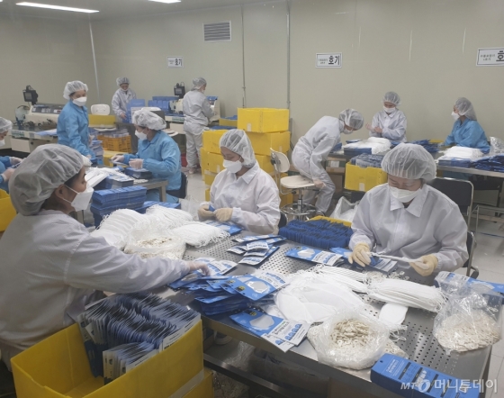 27일 국세청 점검반이 방문한 주식회사 한송은 마스크 생산기기 3대 중 1대가 부품수급이 어려워 멈춰섰지만 남은 2대를 24시간 돌려 하루 최대 9만장을 만들어 국민적 수요가 충족되도록 하고 있었다. /사진= 국세청 기자단