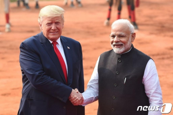 (뉴델리 AFP=뉴스1) 우동명 기자 = 도널드 트럼프 미국 대통령이 25일 (현지시간) 뉴델리에 있는 대통령궁 라슈트라파티 바반에서 열린 국빈만찬에 참석해 나렌드라 모디 인도 총리와 악수를 있다.   © AFP=뉴스1  <저작권자 © 뉴스1코리아, 무단전재 및 재배포 금지>