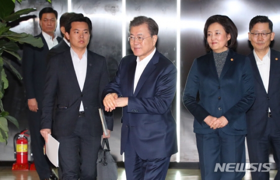 [서울=뉴시스]문재인 대통령과 박영선 중소벤처기업부 장관. 2020.02.20.   photothink@newsis.com