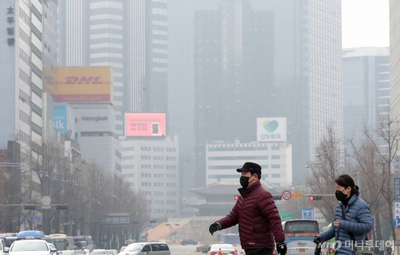 신종 코로나바이러스 감영증 일명 '우한 폐렴'이 확산되고 있는 2일 오전 서울광장 주변에서 시민들이 마스크를 쓰고 이동하고 있다. / 사진=김창현 기자 chmt@
